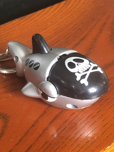 【お魚ライトキーホルダー】サメ　ドクロ　保管品　　シルバー　ブラック【23/10 TY-1C】