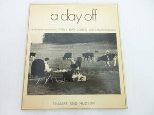 SH4453【写真集】a day off an English jounal by Tony Ray-Jones with 120 photographs★THAMES AND HUDSON★テームズ&ハドソン★現状品★