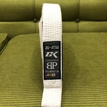 YK-5456 中古品 白 帯 おび 柔術 JIU-JITSU 約300cm×約4.3cm #空手 #格闘技 #柔道 #CK #BP #collaboration #日本japan #アメリカブラジル_画像1