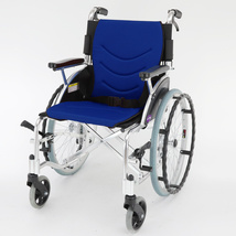 車椅子 車いす 車イス 軽量 コンパクト 自走用 足漕ぎ ビーンズ コーギー ブルー F102-C-B カドクラ Mサイズ_画像3