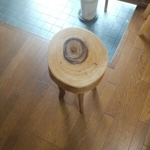 手作りで加工した楠のイスや花台にいかがですか。