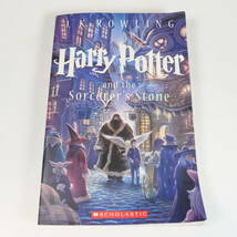 中古書籍★洋書 Harry Potter and the Sorcerer's Stone ハリー・ポッターと賢者の石 ペーパーバック_画像1