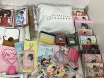 【同梱不可/現状】 女性声優グッズ まとめ売りキャラ分け 小倉唯 クリアファイル CD 缶バッジ ビールジョッキ 写真集 他_画像3