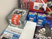 【同梱不可/現状】 ブルーロック グッズ まとめ売り クリアアートパネル タペストリー クッション 缶バッジ グラス アクスタ 他_画像8