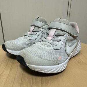 NIKE REVOLUTION5 PSV GRAY WHITE 18cm（BQ5672-021 ナイキ レボリューション５紐無し 通学 体育 スニーカー 運動靴 スポーツ ランニング）