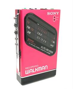 [極美品][美音][整備品] SONY ウォークマン WM-F203 電池ボックス メタリックレッド (カセットテープ 再生/録音、ラジオ AM/FM)