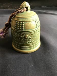 民家片付け品　古い仏具　吊り鐘　仏教美術　重さ約451g 工芸品　骨董品　アンティーク　つりがね　呼鈴　高さ約10ｃｍ