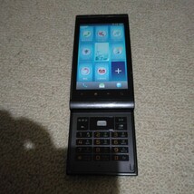 美品　動作品　　au　sharp　シャープ　AQUOS PHONE　IS11SH　_画像1