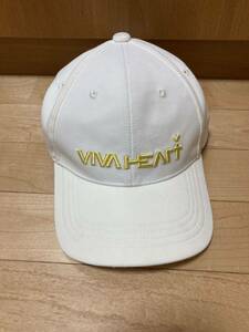VIVA HEART ビバハート 白キャップ 黄色のロゴ　立体刺繍
