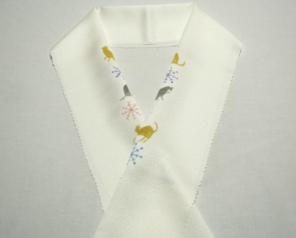 ▼Pure silk Tango crepe half collar [cat and snowflake] Hand-painted Yuzen dyeing ▼New, women's kimono, kimono, Japanese accessories, Half collar