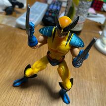 X-MEN クラシック ギミック付き ウルヴァリン 可動式 ハイクオリティ フィギュア ギミック用ハンドル 台座 欠品_画像2