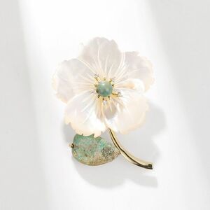 白蝶貝のお花のブローチ 天然石付き　レディース