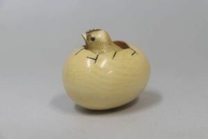 根付　卵の中にひよこ　置物　「光玉」銘あり　ひよこが動いて可愛いです。彫刻　箱入り　時代物