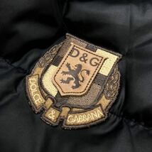 【ほぼ未使用!】定価15万!希少M-L!! DOLCE&GABBANA ダウンジャケット D&G 高級 極上 コート フード 着脱可 エンブレム 刻印 ブラック 黒 46_画像5