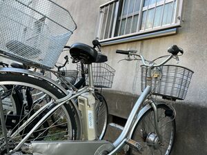 電動自転車ですが（訳あり品）平坦な道は走りますが坂はキツイです。バッテリーも短い為お安く出品致します。傷も有ります。