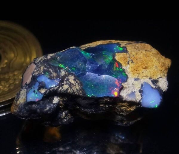 25.77ct 特大サイズ・天然セミブラックオパール母岩付き原石 エチオピア産