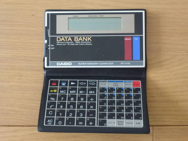 送料無料 CASIO カシオ PF-7100 DATA BANK ポケット サイズ 電卓 大容量 カナ文字 データ バンク 電子 ビンテージ 珍しい 貴重品 レア 中古