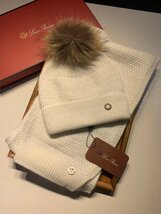 未使用 Loro Piana ロロピアーナ　マフラー＋帽子セット タヌキの毛のポンポン ポンポン取付可能　ホワイト_画像1