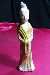 c 唐代黄釉婦人俑　唐時代初期　遺跡発掘品　中国　/　副葬品　墳墓　シルクロード　明器　埋蔵文化財　素焼き　洛陽