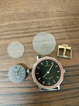 2個セット 稼働品とジャンク品 CORUM コルム クォーツ ムーブメント リューズ、風防、尾錠付き メンズ レディース 部品 パーツ 時計_画像1