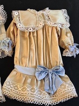 ビスクドール用シルクドレス 48cmの人形用 ベージュゴールド/ブルーリボン アンティークとヴィンテージの生地 フレンチスタイル_画像1