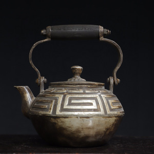 ▽鴻▽ 銅製 銀鍍 回紋 提梁壺 置物 古賞物 中国古玩 中国古美術