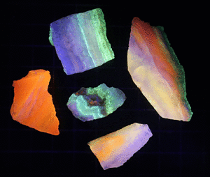 鉱物標本、蛋白石、蛍光オパール北海道産　M　25グラム（C4）