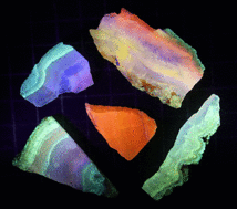 鉱物標本、蛋白石、蛍光オパール北海道産　M　24グラム（C6）_画像1