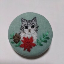 ハンドメイド　 刺繍ブローチ　猫　クリスマス　ポインセチア　ねこ　ブローチ　松ぼっくり 　くるみボタン_画像1