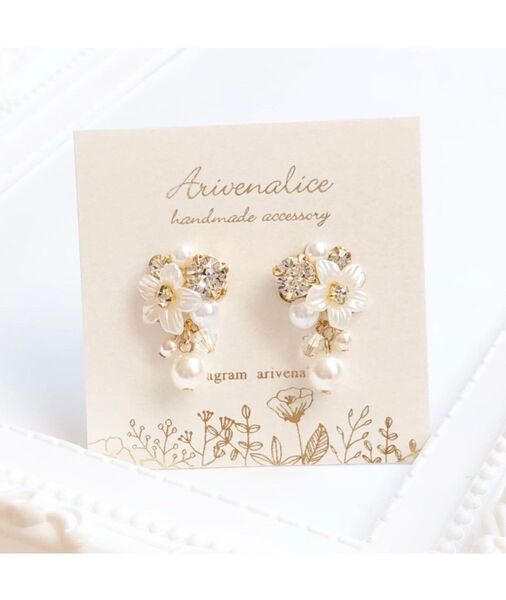 Arivenalice ホワイトフラワーとクリスタルビジュー ピアス