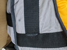 8．DAIWA 日本製ダイワ　PVC防水加工　かぽく綿使用　フローティングベスト　フィッシングベストフリーサイズ　グレ-黒黄色y504_画像7