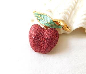 ヴィンテージ　赤いリンゴモチーフの古い小さなブローチ　美品　送料120
