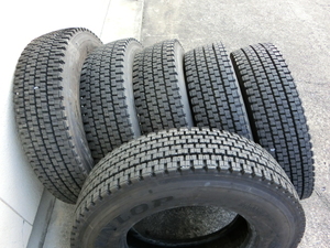 ★ 9R19.5 14PR ★ 6本セット ★ DUNLOP ★ SP020A　スタッドレスタイヤ　約15.5㎜　バリ山　手渡し可です。