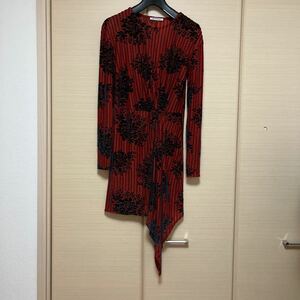 ラスト！ザラ。ZARA。チュニック，ワンピース。赤。黒花柄。S。