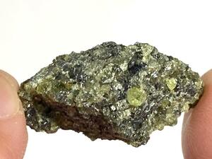 橄欖石（ペリドット）原石・14・10g（中国産鉱物標本）