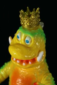 ピコピコ　怪獣大王　マンガ版　黄成型　緑背びれ　銀塗装　王冠付き　ソフビ