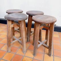 11AA153 昭和レトロ 木製 スツール イス 丸椅子 4つ セット チェア 丸型 腰掛け ビンテージ古家具 中古 現状品_画像3