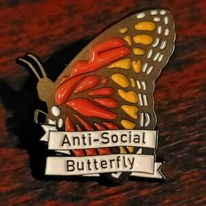 ピンバッチ　Anti social butterfly　反社交的な人　反社　蝶々　ちょうちょう　てふてふ　アゲハ蝶　ピンバッジ　