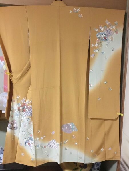 振袖 上質な正絹 上品な山吹色と優しい花々や貝合わせ 友禅 金彩 成人式 卒業式 美品