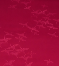 B-064番 新品 正絹 縮緬地端切れ(はぎれ ハギレ) 洋紅色 鶴模様 ３６センチ×１００センチ 裏地用 少し厚地 訳あり_画像1