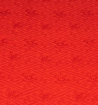 A-002番 正絹縮緬地端切れ（はぎれ・ハギレ）舞妓さんの赤色 大紗綾型・菊模様 表地用 少し厚地 ４０．５センチ×１００センチ_画像1