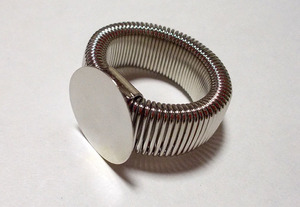 フリーサイズ　丸皿付　ハンドメイド用リング　シルバー　ステンレス　蛇腹　elastic ring base stainless one size fits all