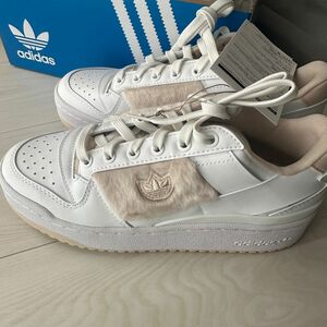 adidas ファースニーカー