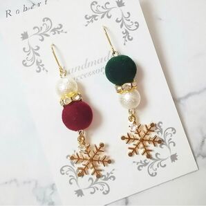 フロッキー 雪の結晶ピアス レッド&グリーン