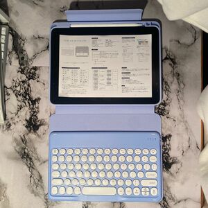 キーボード付きiPadケース(パープル)、10.9インチ、カメラ部分はAir仕様です。 説明書充電器付き。