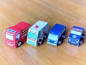 木のおもちゃ　消防車、救急車、ワゴン、乗用車　4台セット　レール　車　