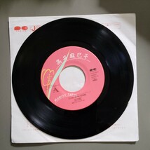 中古シングルレコード 高井麻巳子 シンデレラたちの伝言・こわれかけたピアノ_画像3