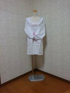 ☆ 未使用！ レディース　女性用　割烹着　エプロン　おしゃれエプロン　洋装　ホワイト＆花柄刺　80cm　日本製　料理　実習に　☆