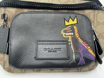 未使用に近い美品　COACH　コーチ×バスキア　限定コラボ　ウエストポーチ　シグネチャー　F2157-C5422　ベージュ×ブラック　□b100_画像2