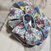 ハンドメイド シュシュ＆くるみボタンのヘアゴム handmade レトロ風花柄　ヘアアクセサリー セット_画像4